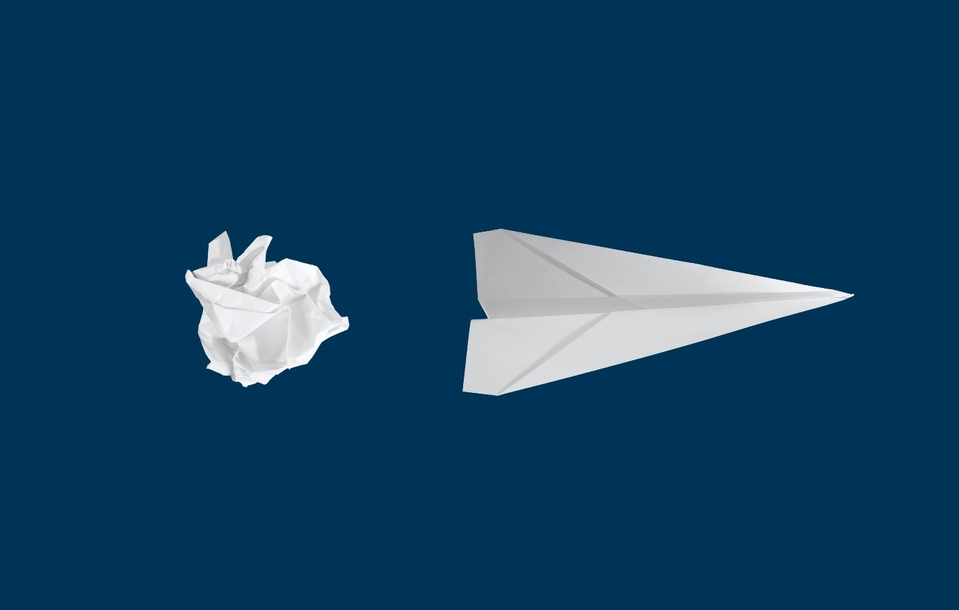 imagem com duas folhas de papel, uma amassada, passando a ideia de um projeto descartado e um em formato de avião de papel, como se o projeto fosse deslanchar
