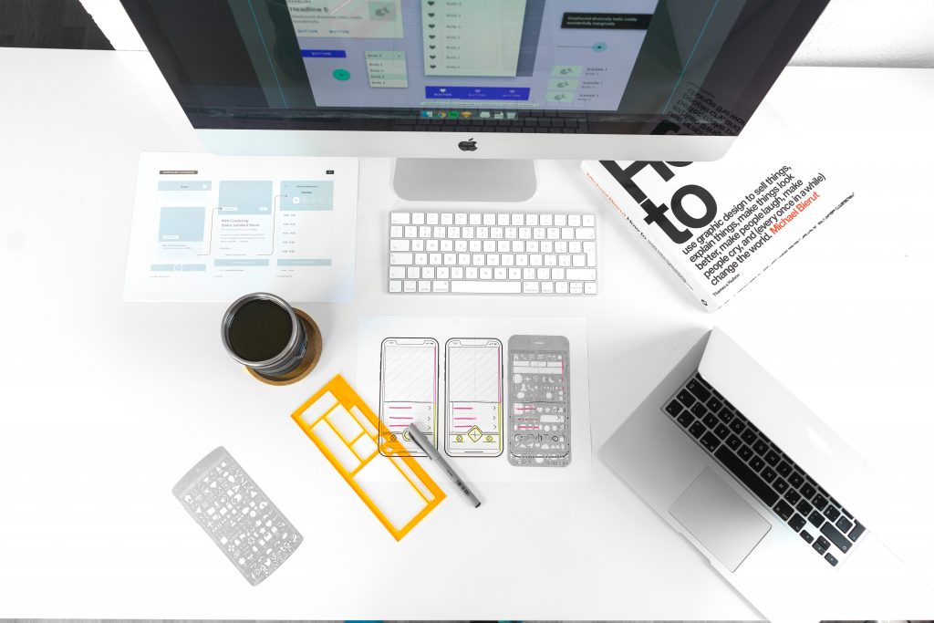 Imagem com vários tipos de dispositvos, como notebook, computador, celular e tablet para ilustrar a importância do design responsivo.